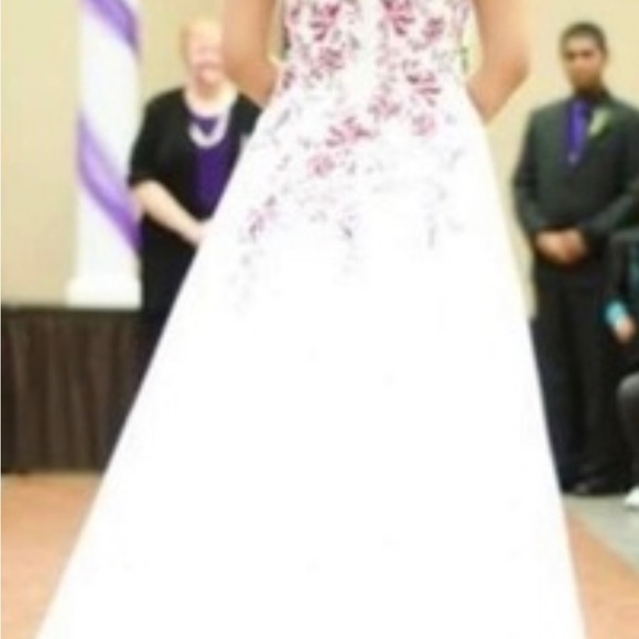 David’s Bridal Deep red accented wedding dress with matching vail   Size 4 - Picture 9 of 15